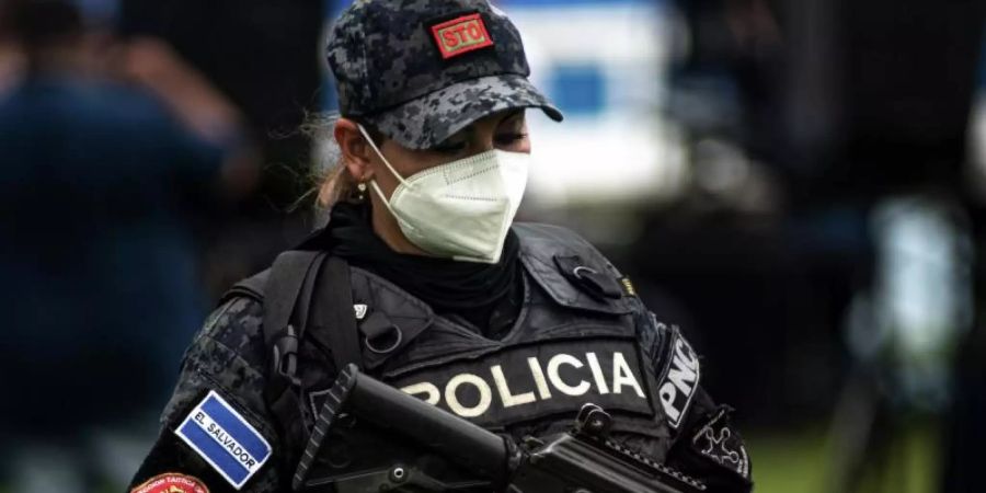 Eine Polizistin in El Salvador mit schwerem Geschütz. (Symbolbild). Foto: Camilo Freedman/ZUMA Wire/dpa