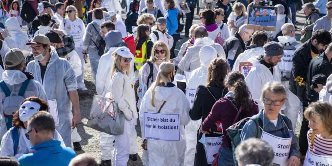 In Sankt Gallen fand am Samstag eine bewilligte Demonstration gegen die Corona-Massnahmen statt. (Symbolbild) Coronavirus Massnahmen Verstösse Polizei
