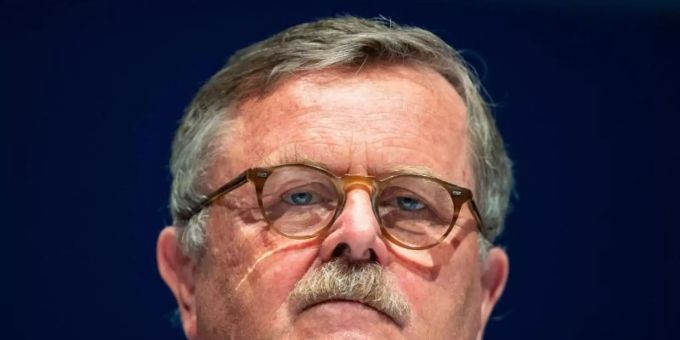 Frank Ulrich Montgomery beim Deutschen Ärztetag 2019. Foto: Guido Kirchner/dpa Frank Ulrich Montgomery beim Deutschen Ärztetag 2019. Foto: Guido Kirchner/dpa