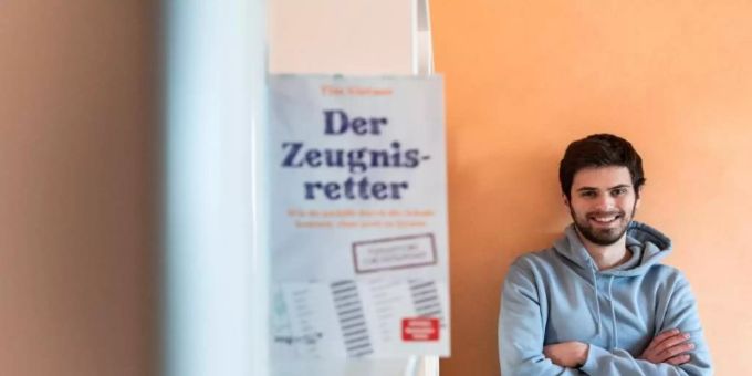 Schüler und Bestseller-Autor Tim Niessner aus Haan bei Düsseldorf hat systematisch die Strategien der besten Schüler Deutschlands erforscht. Foto: Fabian Strauch/dpa Schüler und Bestseller-Autor Tim Niessner aus Haan bei Düsseldorf hat systematisch die Strategien der besten Schüler Deutschlands erforscht. Foto: Fabian Strauch/dpa