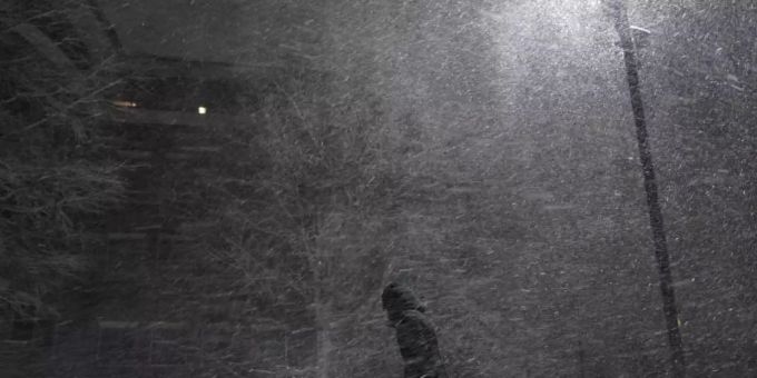 Eine Frau geht im texanischen San Antonio durch den fallenden Schnee. Foto: Eric Gay/AP/dpa Eine Frau geht im texanischen San Antonio durch den fallenden Schnee. Foto: Eric Gay/AP/dpa