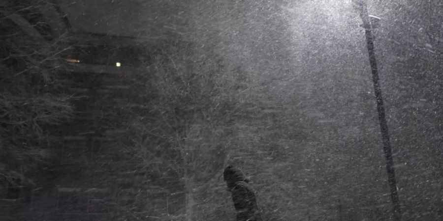 Eine Frau geht im texanischen San Antonio durch den fallenden Schnee. Foto: Eric Gay/AP/dpa