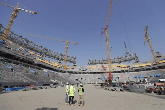 In Katar wird die Infrastruktur für die Fussball-Weltmeisterschaft 2022 aus dem Boden gestampft. Fussball-Weltmeisterschaft 2022