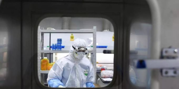 Ein Mitarbeiter des Coronavirus-Nachweislabors «Huoyan» in Wuhan,. Die Suche nach der Herkunft des Erregers gilt als politisch heikel. C. Foto: Cheng Min/XinHua/dpa Ein Mitarbeiter des Coronavirus-Nachweislabors «Huoyan» in Wuhan,. Die Suche nach der Herkunft des Erregers gilt als politisch heikel. C. Foto: Cheng Min/XinHua/dpa