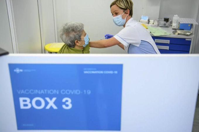 Eine Frau wird im Impfzentrum in Yverdon gegen das Coronavirus geimpft. Yverdon Coronavirus Impfung