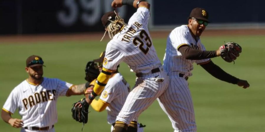 Fernando Tatis Jr. (2.v.r) von den San Diego Padres jubelt mit seinem Teamkollegen Trent Grisham nach einem Spiel im Jahr 2020. Foto: K.C. Alfred/TNS via ZUMA Wire/dpa