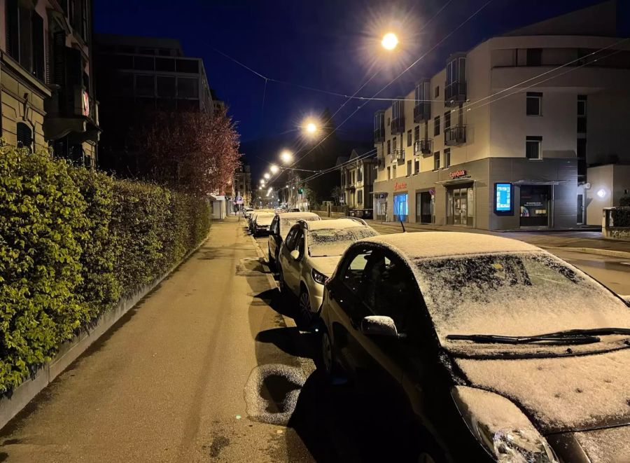 In der Stadt Bern (Länggasse) liegt nur ein «Schüümli». Laut einer Nau.ch-Reporterin ist es aber «bitterkalt».