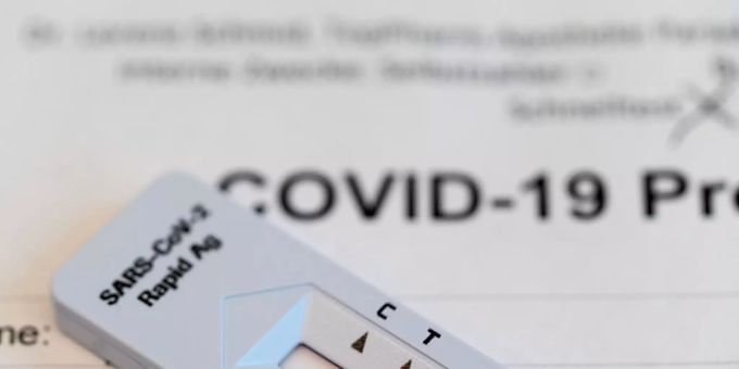 Schnell und einfach gratis zu Hause auf das Coronavirus testen. Ein Freipass ist ein negatives Resultat allerdings nicht. (Themenbild) Schnell und einfach gratis zu Hause auf das Coronavirus testen. Ein Freipass ist ein negatives Resultat allerdings nicht. (Themenbild)