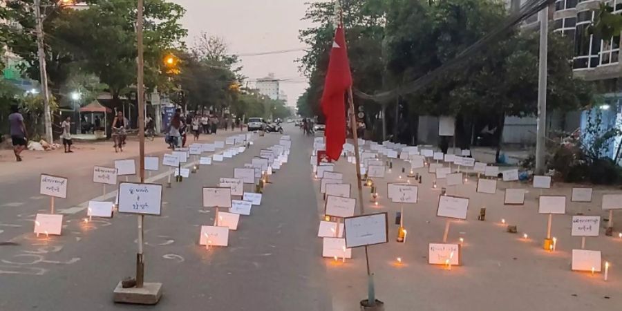 «Demonstration» von Plakaten in Yangon