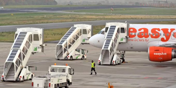 Ein EasyJet-Flugzeug steht am Flughafen Dortmund. flughafen dortmund