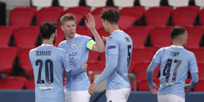 Kevin De Bruyne lässt sich von seinen Mitspielern für den Treffer zum 1:1 feiern. Manchester City