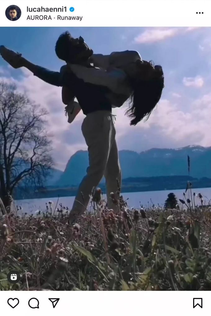 Luca Hänni und Christina tanzen in der Frühlingssonne. luca