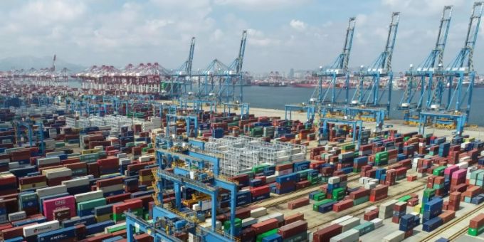 Der Hafen Qingdao im Nordosten Chinas Der Hafen Qingdao im Nordosten Chinas
