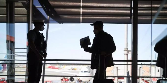 Beamte der Bundespolizei kontrollieren im Terminal 1 des Flughafen Hamburg Passagiere eines ankommenden Flugzeugs. (Symbolbild) Vanuatu