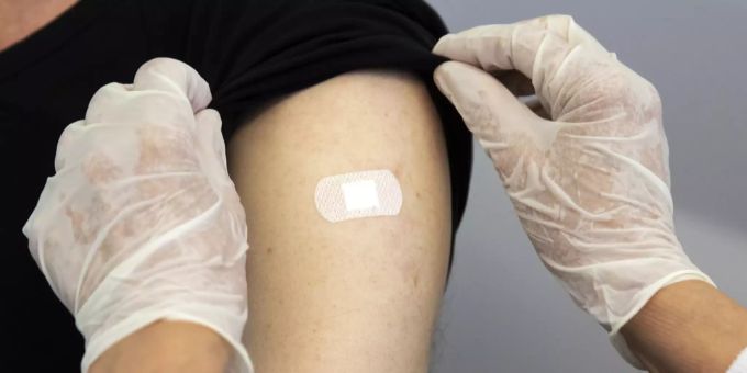 Nach der Impfung gegen das Coronavirus wird ein Pflaster auf die Einstichstelle geklebt. Coronavirus