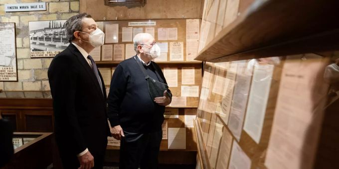 Ein von der Pressestelle des Chigi-Palastes zur Verfügung gestelltes Handout-Foto zeigt den italienischen Ministerpräsidenten Mario Draghi (L) bei seinem Besuch des Historischen Museums der Befreiung in der Via Tasso, anlässlich des 76. Jahrestages der Befreiung, in Rom, Italien, 25. April 2021. 76th anniversary of Liberation Day