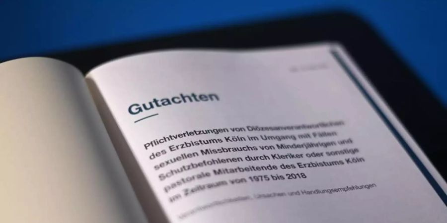 Das Gutachten zum Umgang des Erzbistums Köln mit sexuellem Missbrauch. Foto: Ina Fassbender/AFP Pool/dpa