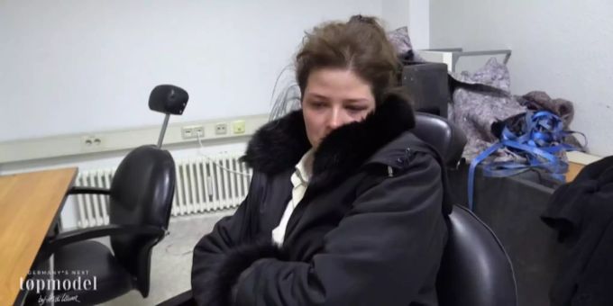 «GNTM»: Jasmin sitzt Backstage und weint. GNTM
