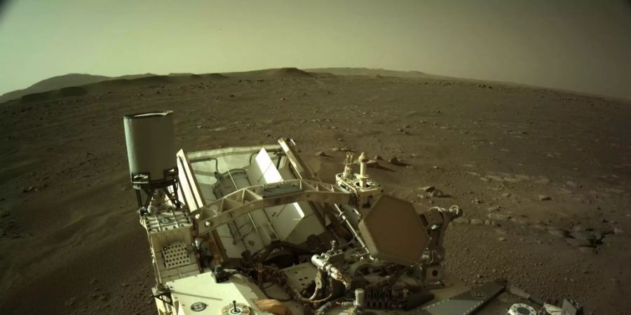Wenn der Mars-Rover «Perseverance» übers Marsgeröll fährt, tönt es, als ob er in die Werkstatt müsste. Wie sich das anhört, kann man nun erstmals auch auf der Erde vernehmen (Handout)
