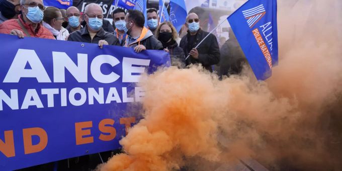 In Paris demonstrierten heute tausende Polizisten vor der Nationalversammlung. Polizisten Paris