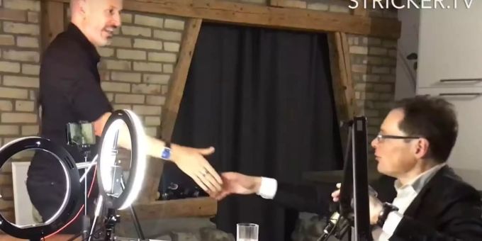 Zum Schluss reicht Corona-«Rebell» Daniel Stricker dem prominenten SVP-Nationalrat Roger Köppel provokativ die Hand. Roger Köppel Stricker TV