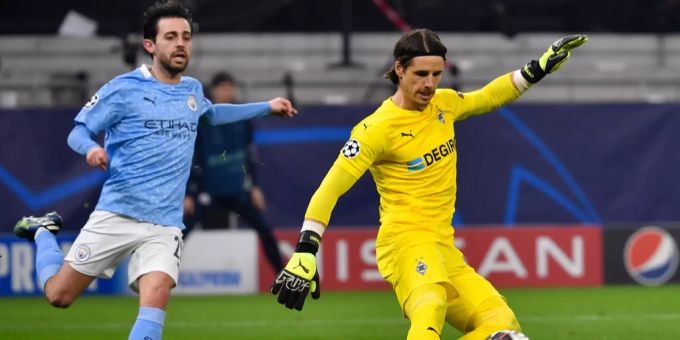 Yann Sommer (Gladbach) wird von ManCitys Bernardo Silva bedrängt. Gladbach