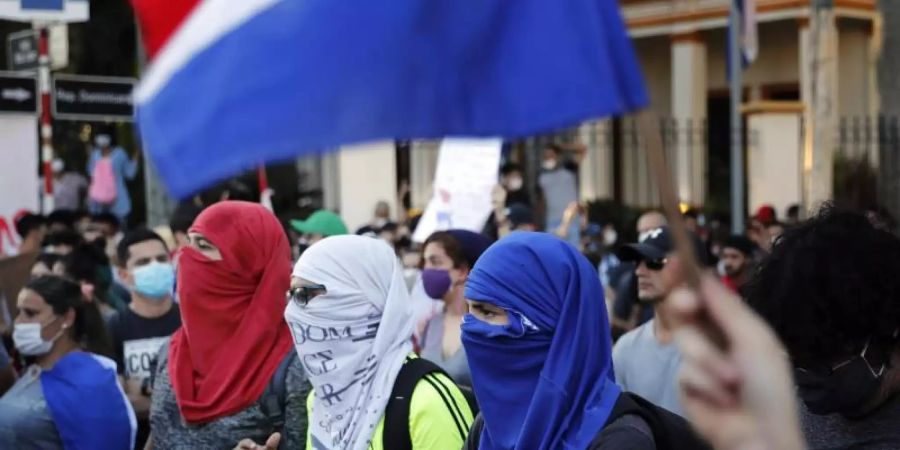 Demonstranten protestieren gegen den Zustand des öffentlichen Gesundheitssystems in Paraguay. Foto: Jorge Saenz/AP/dpa