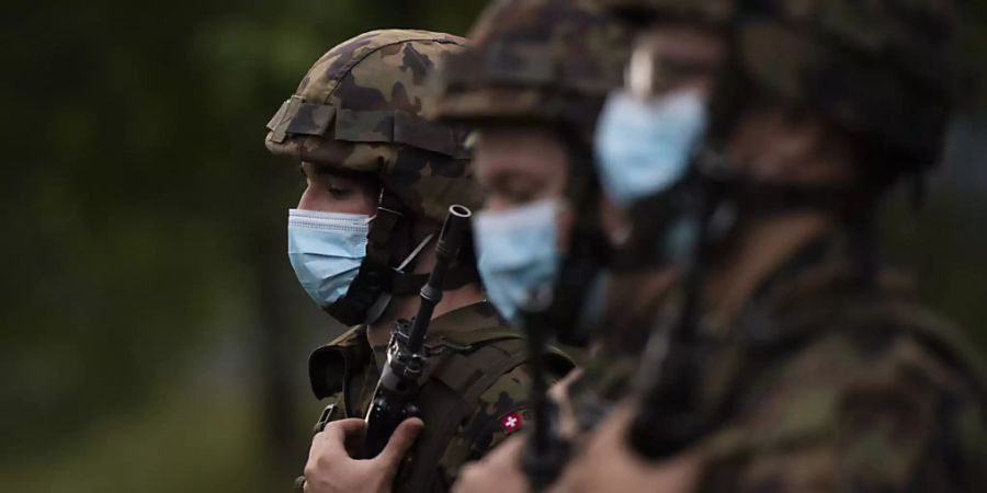 Soldaten mit Schutzmasken in Walenstadt SG. (Symbolbild)