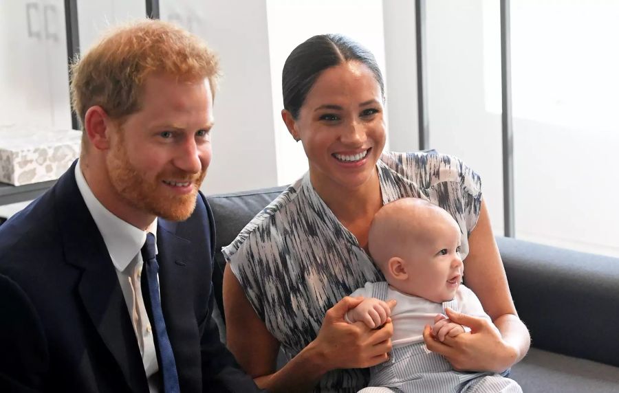 Der britische Prinz Harry (l.), seine Frau Meghan und Sohn Archie. (Archivbild)