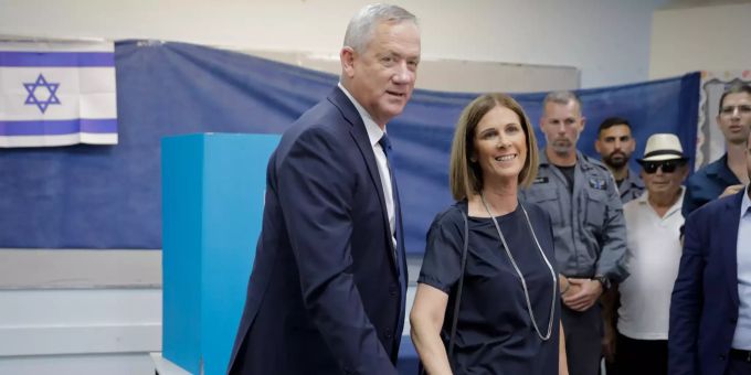 Benny Gantz, Kandidat des Oppositionsbündnis Blau-Weiss, und seine Frau Revital geben ihre Wahlstimme ab. benny gantz