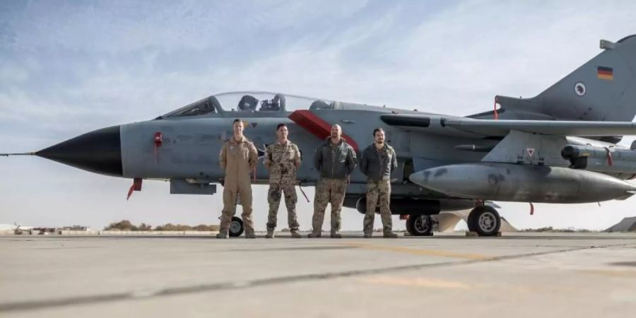 Deutsche Soldaten neben einem Tornado-Jet auf der Airbase Al-Asrak in Jordanien. Foto: Michael Kappeler