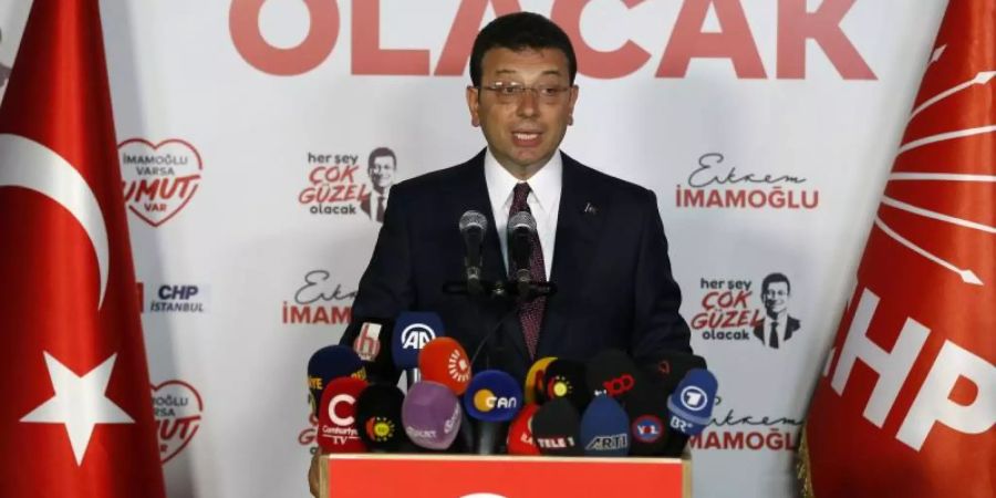 Ekrem Imamoglu spricht nach seinem Wahlsieg zur Presse. Imamoglu hat nach Angaben von Anadolu rund 54,03 Prozent der Stimmen gewonnen. Foto: Lefteris Pitarakis