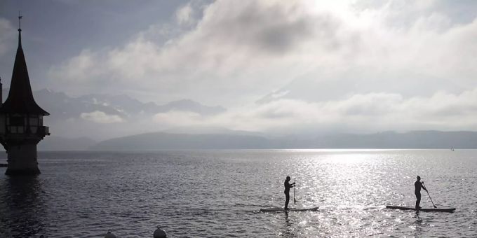 Zwei Stand-up-Paddler auf dem Thunersee vor dem Schloss Oberhofen. (Symbolbild) Thunersee