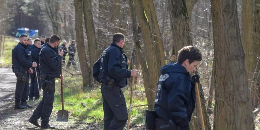 Eine Hundertschaft der Berliner Polizei sucht im März in einem Waldstück bei Storkow (Landkreis Oder-Spree) nach der vermissten Rebecca. Foto: Patrick Pleul/Archiv