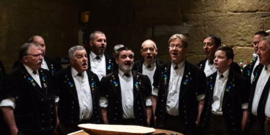 Ein Männerchor beschallt einen Käse: Mit Bildern wie diesen wirbt der Burgdorfer Beat Wampfler für seinen musikalischen Käse. Derzeit in Arbeit: «Dr Trueberbueb» mit dem Refrain «I bin ä Ämmitaler» (zVg)