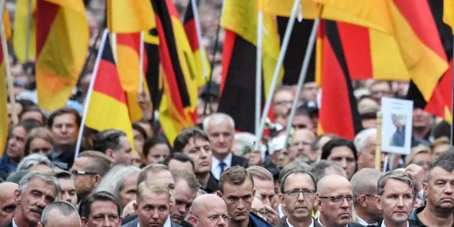 Die AfD-Politiker Uwe Junge sowie Andreas Kalbitz und Björn Höcke vom «Flügel» marschierten 2018 in Chemnitz Seite an Seite - auch mit dem ausländerfeindlichen Bündnis Pegida. Dabei sind die Gräben zwischen den AfD-Grössen tief. Foto: Ralf Hirschberger