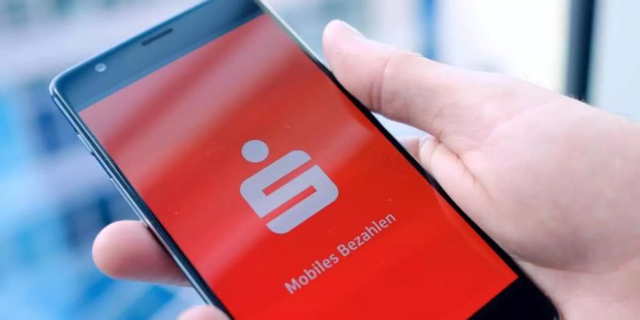 Mehr als die Hälfte der Mobile-Banking-Nutzer hat für Geldgeschäfte von unterwegs die App der eigenen Bank heruntergeladen. Foto: Fabian Sommer