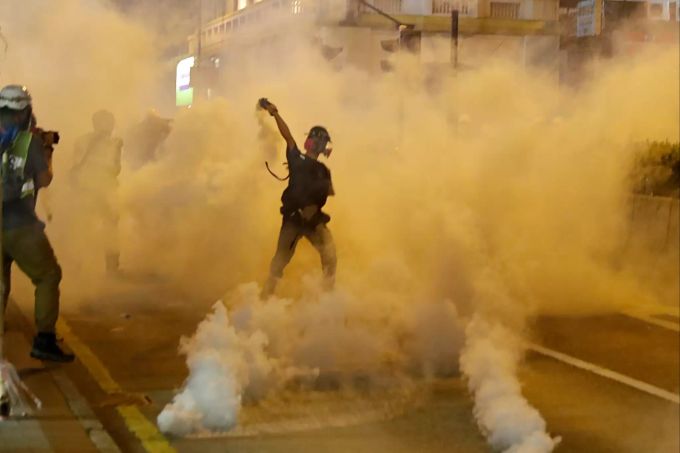 Ein Demonstrant wirft bei einer Konfrontation mit der Polizei einen Tränengasbehälter zurück. Demonstrationen in Hongkong