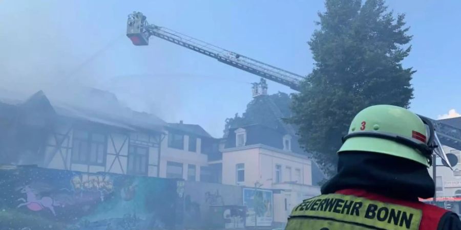 Über eine Drehleiter bekämpft die Bonner Feuerwehr den Brand in der Schreinerei und dem dazugehörigen Wohnhaus. Foto: Feuerwehr und Rettungsdienst Bonn