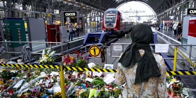 Eine Frau steht am Frankfurter Hauptbahnhof. Für den ermordeten Jungen wurden Blumen und Spielsachen niedergelegt. Frankfurt