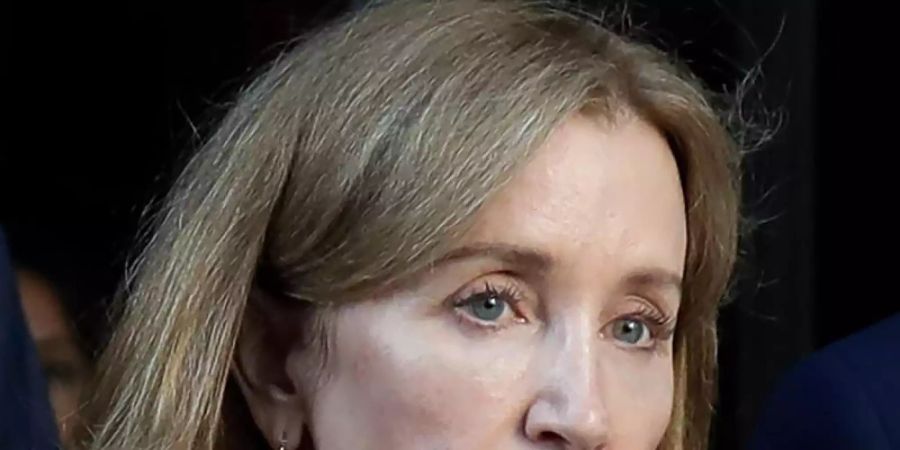 Schauspielerin Felicity Huffman verlässt das Gericht nach ihrer Verurteilung. Foto: Elise Amendola/AP