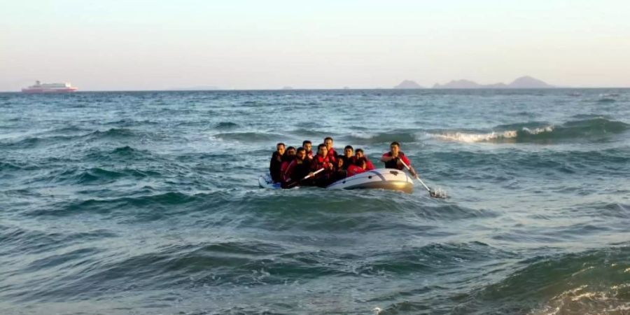 Migranten steuern in einem Schlauchboot auf die griechische Insel Kos zu. Die EKD will mit einem eigenen Schiff zur Seenotrettung im Mittelmeer aufbrechen. Foto: Santi Palacios/Archiv