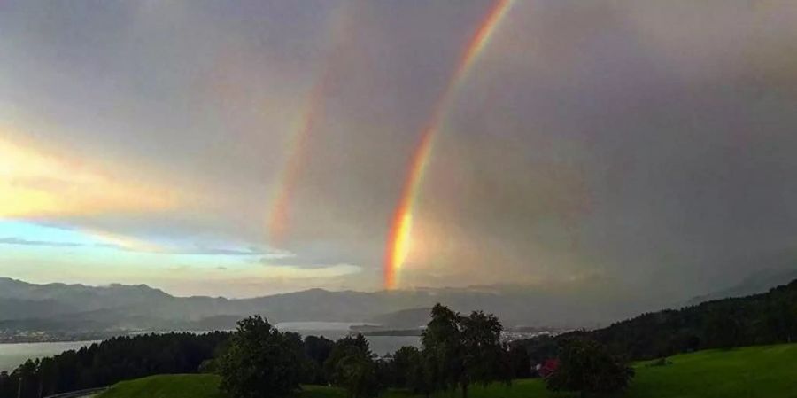 Doppelter Regenbogen über der Schweiz.