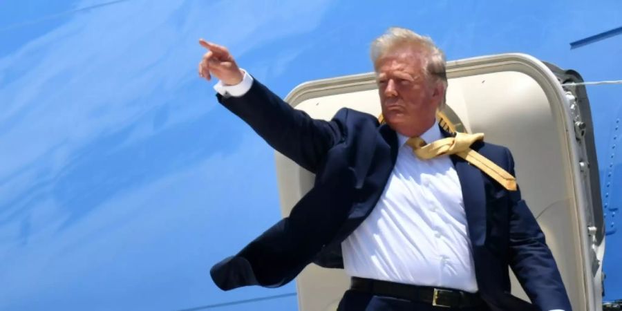 Trump beim Besteigen der Air Force One