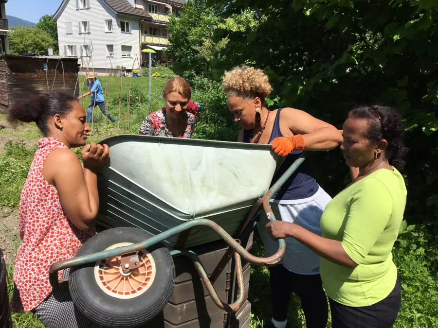 Die geflüchteten Frauen zeigen Yvonne Feri, wie man in Brasilien Kartoffeln anbaut.