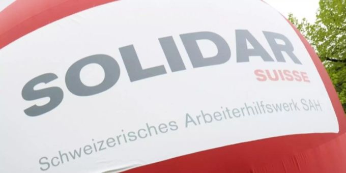 Das Logo von Solidar Suisse auf einem Ball. Moutier und 15 andere Schweizer Gemeinden bekommen in diesem Jahr die Bestnote beim Ranking von Solidar Suisse. solidar suisse moutier