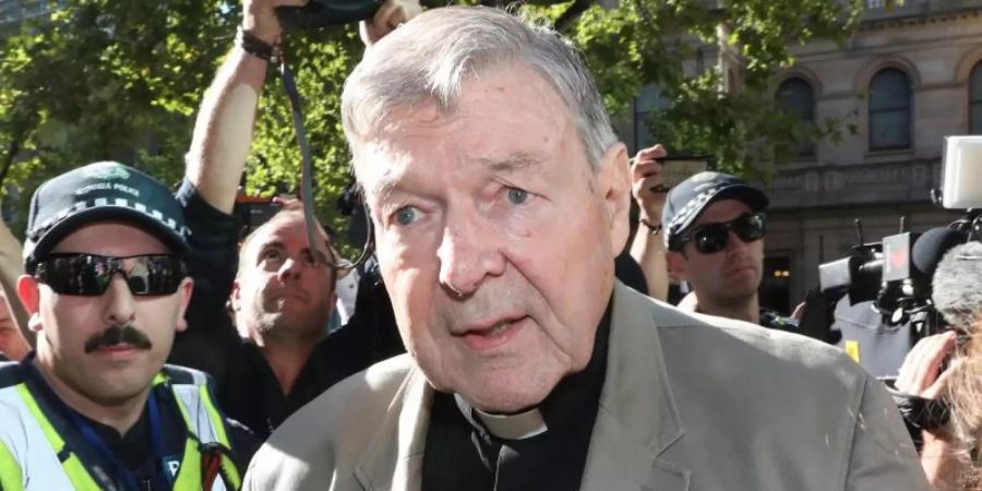 Kardinal George Pell auf dem Weg zum County Court: Der ehemalige Vertraute von Papst Franziskus war wegen sexuellen Missbrauchs von zwei Chorknaben zu sechs Jahren Haft verurteilt worden. Foto: David Crosling/AAP