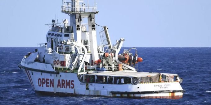 Das Seenotrettungsschiff «Open Arms» hat rund 100 Flüchtlinge an Bord. open arms