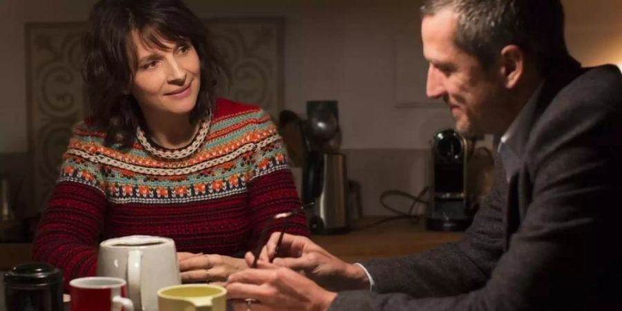 Selena (Juliette Binoche) und der Verleger Alain (Guillaume Canet) sind seit 20 Jahren ein Paar. Allerdings haben beide eine Affäre. Foto: Alamode Film
