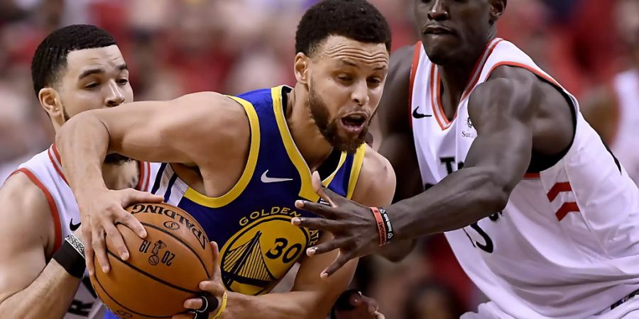 109:104-Sieg für die Warriors im zweiten Spiel: Golden State, hier mit Captain Stephen Curry am Ball, gleicht die NBA-Finalserie gegen Toronto wieder aus